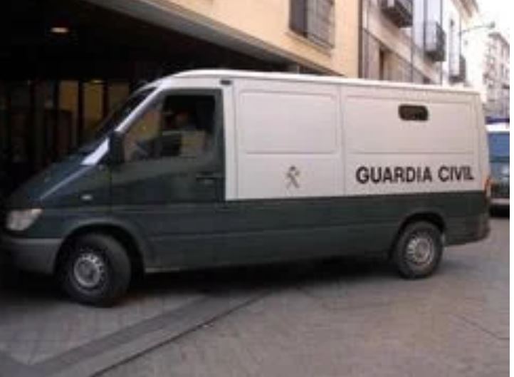 Detenidas tres personas por colaborar en una espectacular fuga de la prisión de Villanubla: el recluso huyó oculto en un carro portaequipajes