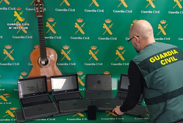 Detenido un joven por robar 19 portátiles, un móvil y una guitarra en un colegio de Villarramiel