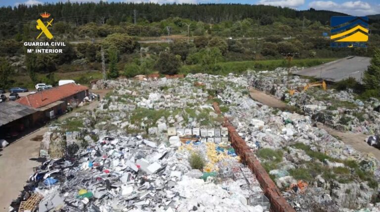 Cae una red internacional que traficaba con más de 41.000 toneladas de residuos plásticos en vertederos ilegales de León y Valencia