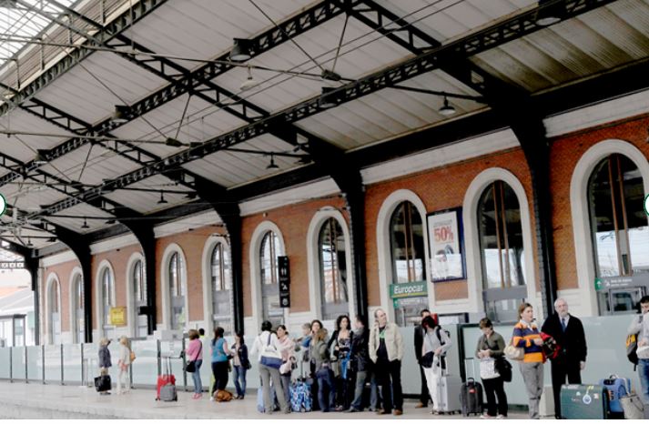 Un incendio interrumpe el tráfico ferroviario entre Madrid y Valladolid