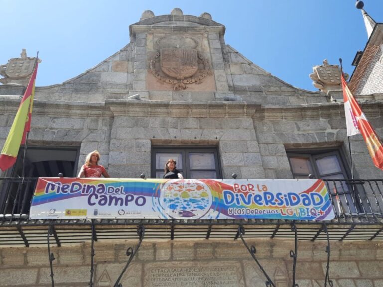 Vox critica la colocación de una pancarta de los derechos LGTBIQ+ en la fachada del Ayuntamiento de Medina del Campo