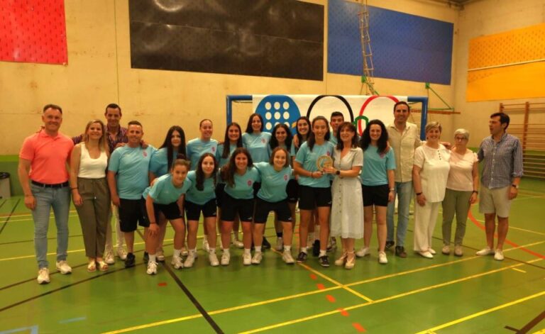 El Consistorio rinde homenaje a las jugadoras del CD Medinense por su ascenso a la liga GONALPI 