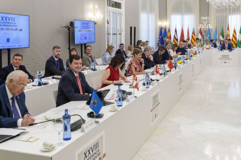 Mañueco planta cara a Sánchez: exige recuperar paradas de bus y tren y denuncia discriminación energética a Castilla y León