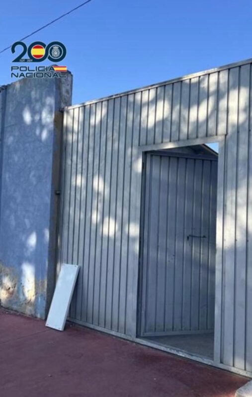 Pillado con las manos en la masa: sorprenden a un ladrón dentro de una casa en Valladolid tras trepar un portón de casi 3 metros