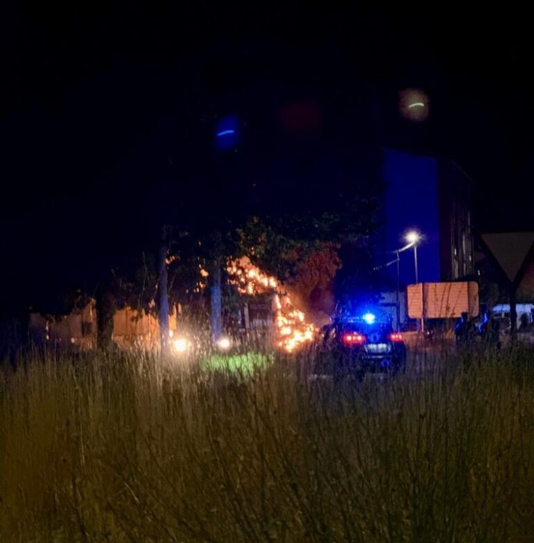 Un incendio de madrugada en Medina del Campo pone en alerta a vecinos y deja una estampa visible desde la CL-602