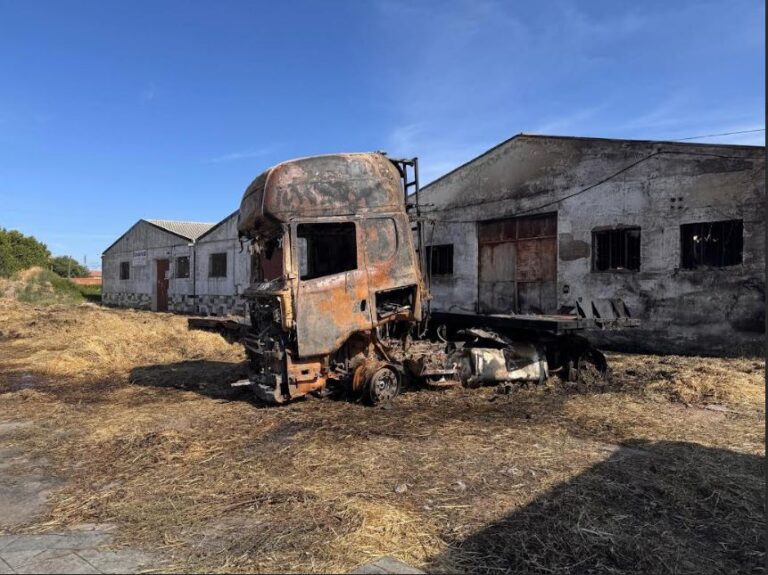 Medina del Campo: el incendio originado el sábado calcinó un camión cargado de paja