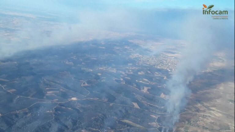 El incendio en Méntrida fuerza el cierre de la A-5 y extiende humo y ceniza hasta Madrid