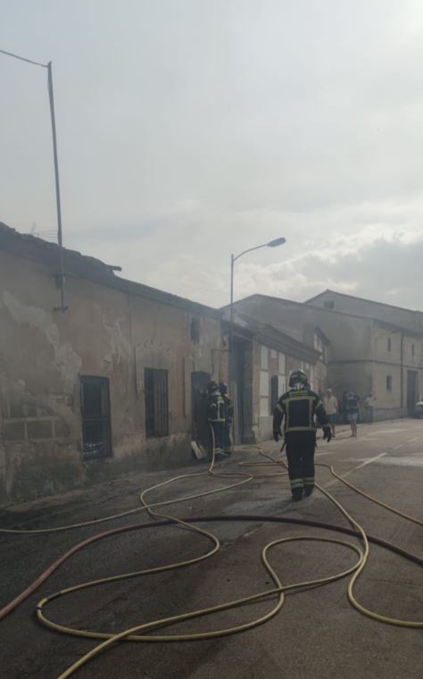 Un incendio en una casa abandonada en Gomeznarro moviliza a los bomberos