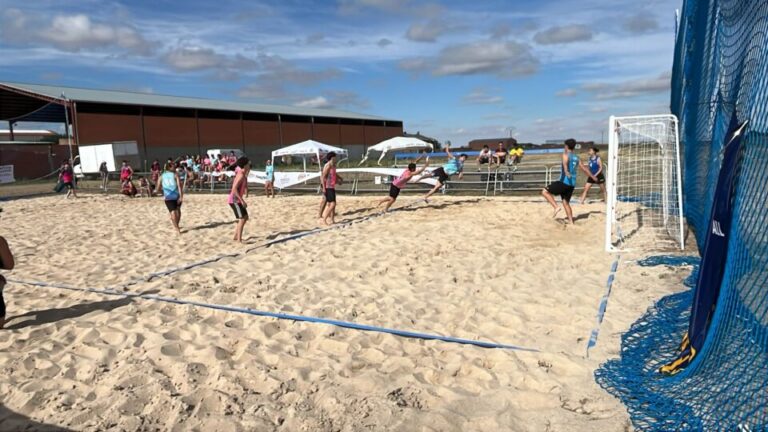 Pozal de Gallinas vibra con el espectáculo del Balonmano Playa en la primera edición del AC KALO