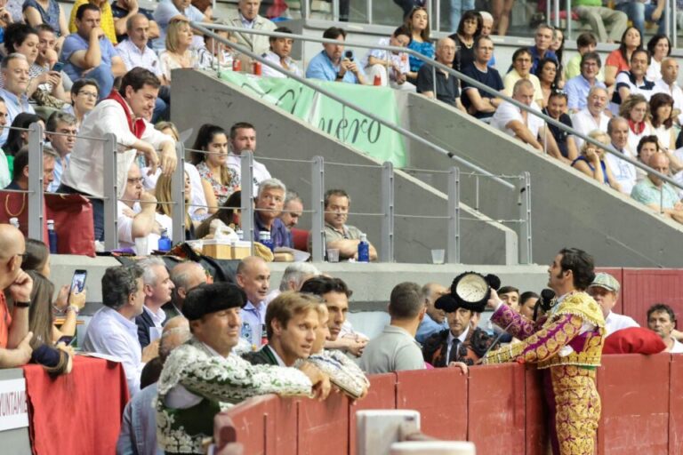 Morante de la Puebla brinda un toro al presidente de la Junta de Castilla y León en los Sampedros de Burgos