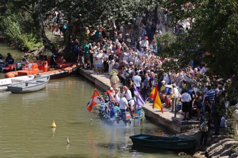 La Virgen del Carmen navega el Pisuerga ante cientos de fieles en Valladolid