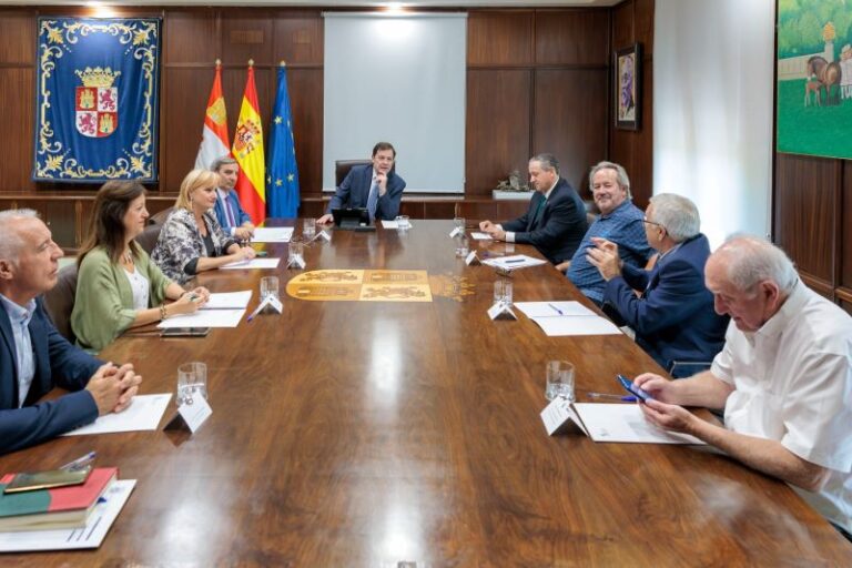 Mañueco anuncia un servicio de autobús gratuito entre Puebla de Sanabria y Zamora tras la supresión de paradas de AVE