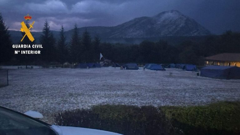 Una tormenta de granizo obliga a realojar a 300 personas en un campamento infantil de Velilla del Río Carrión