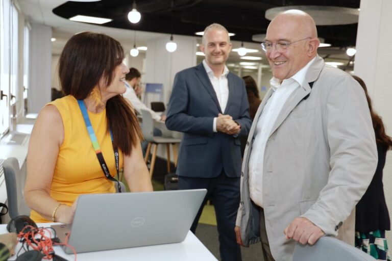 Carnero destaca el talento joven de Valladolid como motor clave de la innovación en su visita a NTT DATA