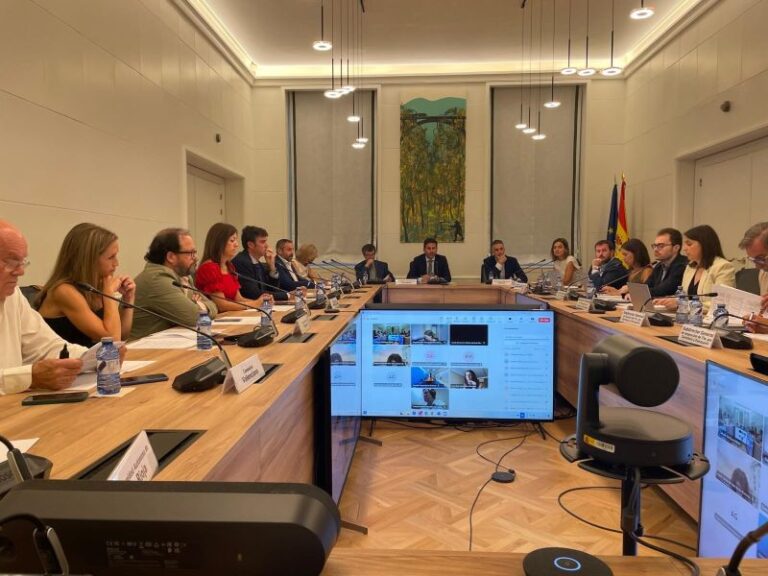 La Junta rechaza el recorte de 474 paradas de autobús en 346 municipios de Castilla y León