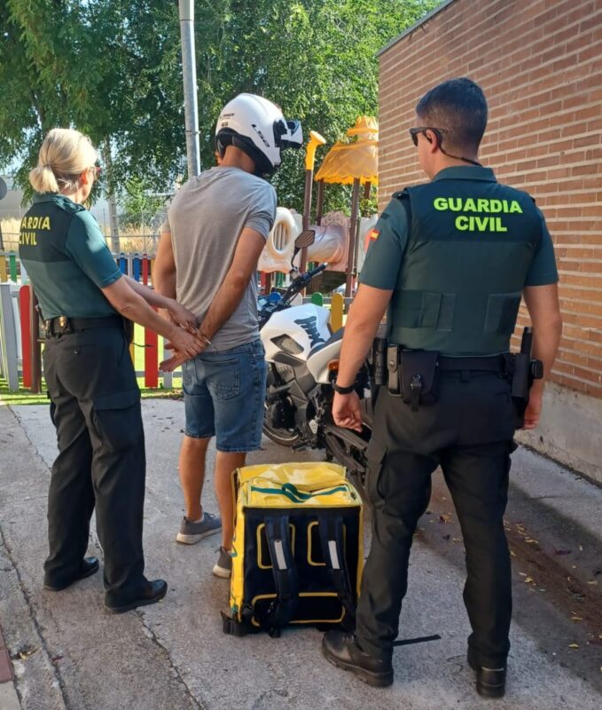 Dos repartidores acaban detenidos tras una brutal pelea en plena calle en Arroyo de la Encomienda