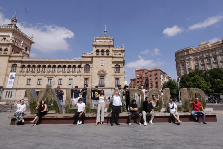 El talento vallisoletano se adueña del escenario de la Plaza Mayor en las Fiestas de la Virgen de San Lorenzo 2025