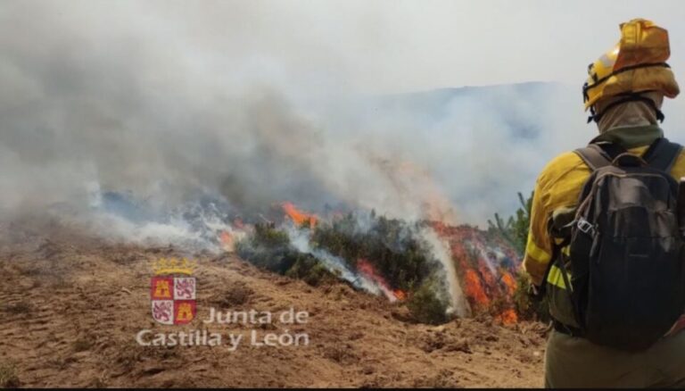 La ola de incendios en León no da tregua y amenaza más pueblos