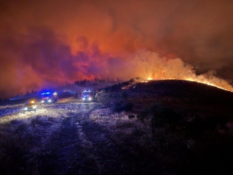 Tragedia en Quintana y Congosto: un muerto y dos heridos graves por un incendio forestal que avanza sin control