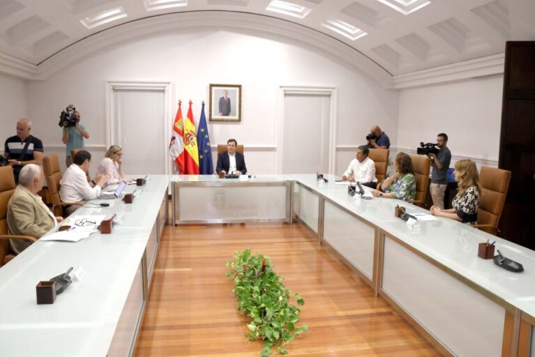Mañueco anuncia un plan urgente para reconstruir las zonas arrasadas por los incendios y un rescate especial para Las Médulas