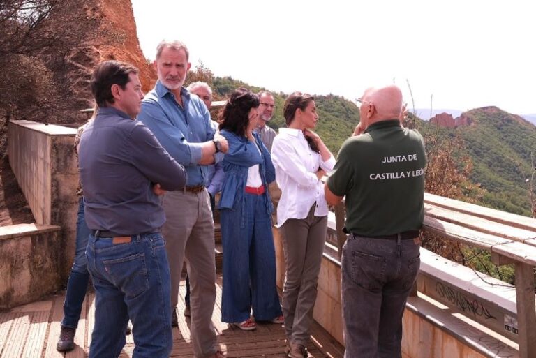 Los Reyes visitan las zonas afectadas por los incendios en León junto al presidente de la Junta