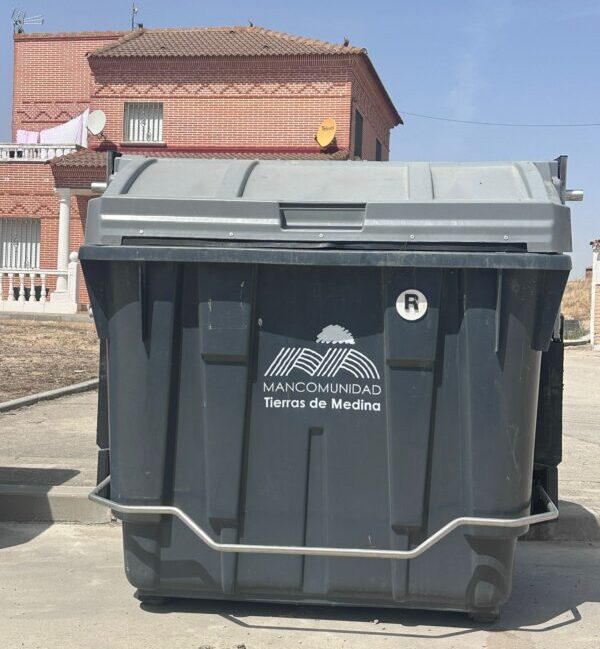 Bobadilla del Campo denuncia la suciedad y el abandono en los contenedores de basura