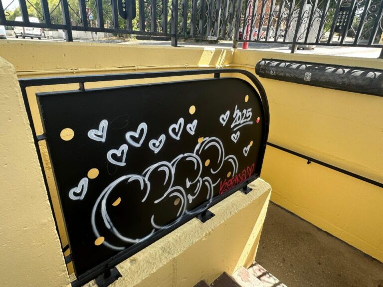 Foto denuncia: Vandalismo en el antiguo paso a nivel