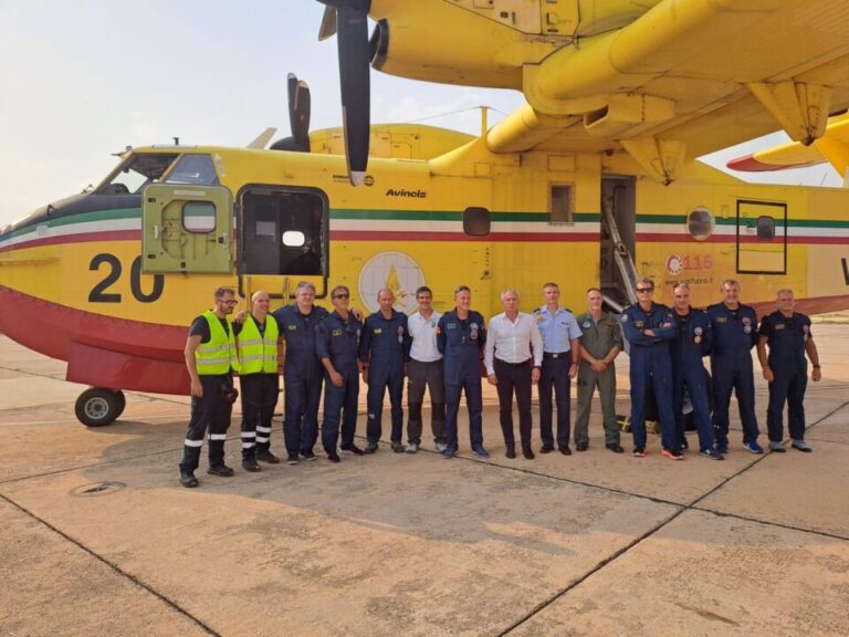 Refuerzo internacional contra el fuego: llegan a Salamanca dos aviones-cisterna italianos para combatir los incendios en Castilla y León