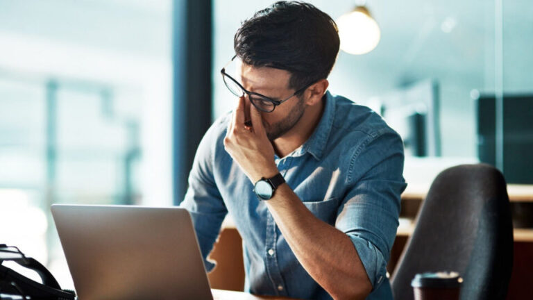 Volver de vacaciones y seguir quemado: por qué el burnout no se cura con descanso