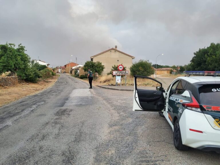 Caos en León: un muerto, dos heridos y más de 4.300 evacuados por el voraz incendio de Molezuelas