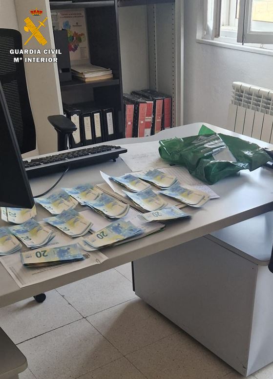 Hallazgo insólito en La Mudarra: un vecino encuentra 1.500 euros en un bote de refresco y la Guardia Civil los devuelve a su dueño