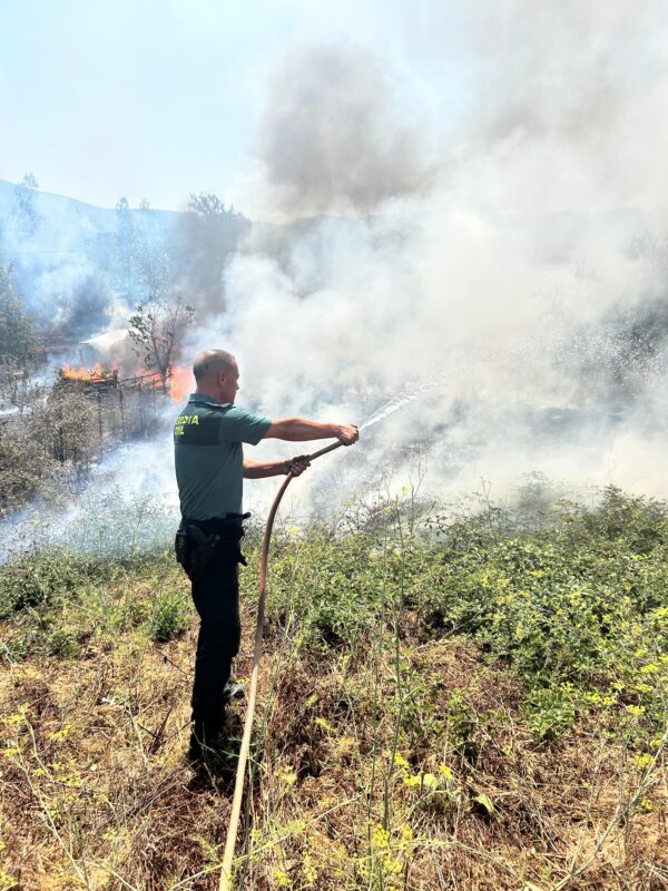 Incendios en León: más de 250 militares y cortes de carreteras mientras siguen las evacuaciones en Las Médulas y otros pueblos