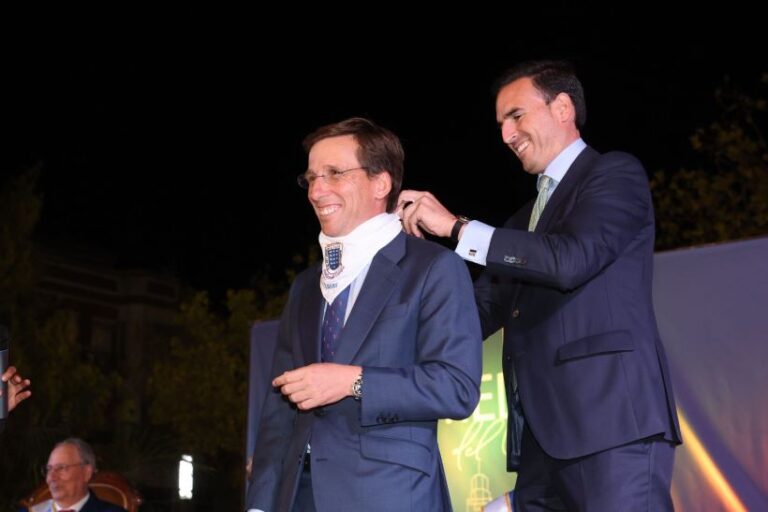 Martínez-Almeida abre las fiestas de San Antolín y celebra el vínculo medinense de su hijo