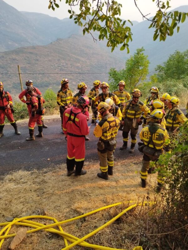 Grave incendio en Yeres: cuatro militares de la UME heridos y cientos de evacuados en León