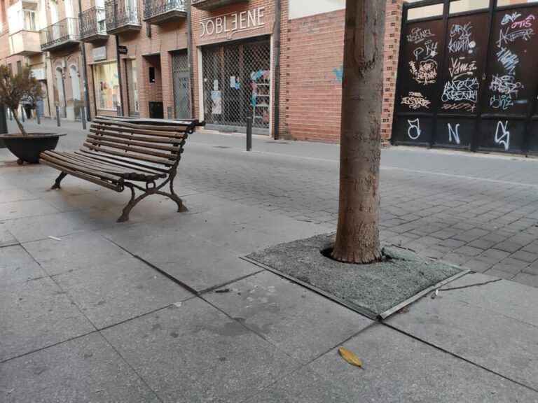 Foto Denuncia: baldosa suelta en la acera
