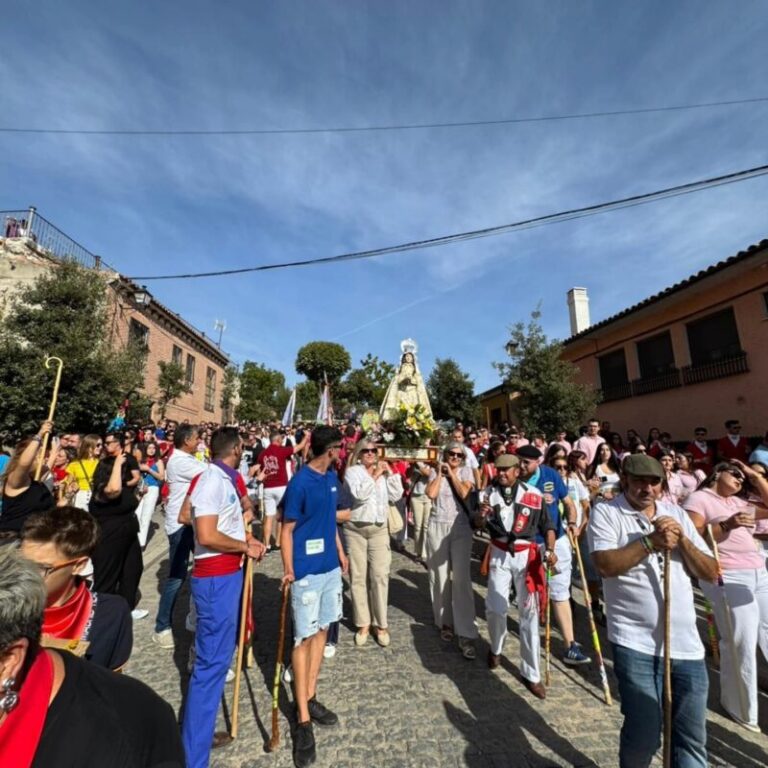 Tordesillas coloca de nuevo a la Virgen en su hornacina del puente para los encierros
