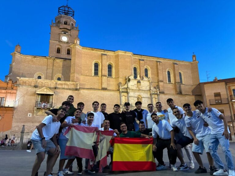 Samuel Varela se prepara para desplegar la bandera de España en la torre de la Colegiata de San Antolín