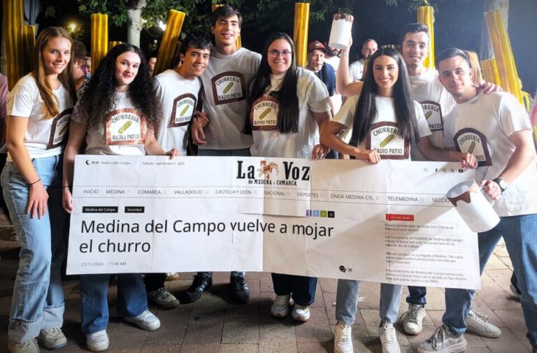 La noche del disfraz en Medina del Campo deja un guiño a La Voz de Medina y Comarca
