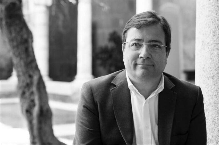 Mañueco lamenta la muerte de Fernández Vara y destaca su compromiso con Extremadura