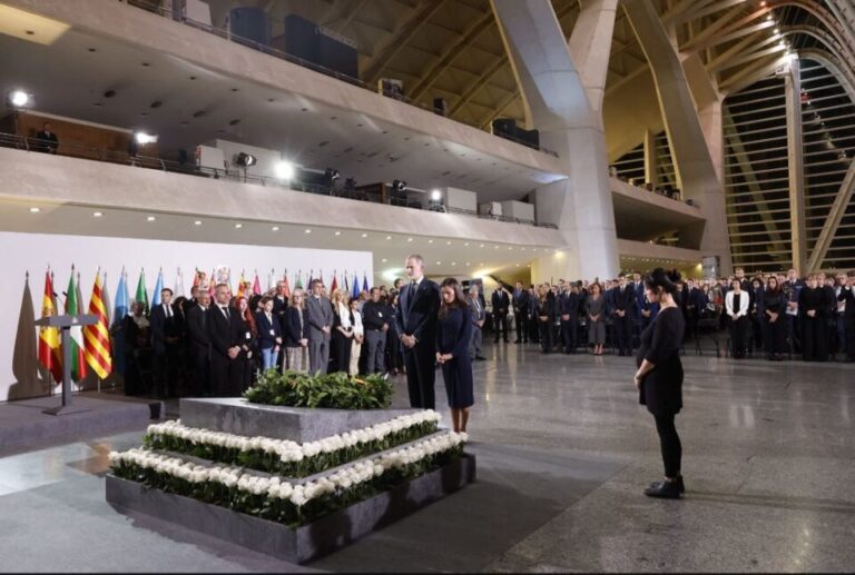 Dolor y memoria en Valencia: emotivo homenaje a las víctimas de la DANA, un año después