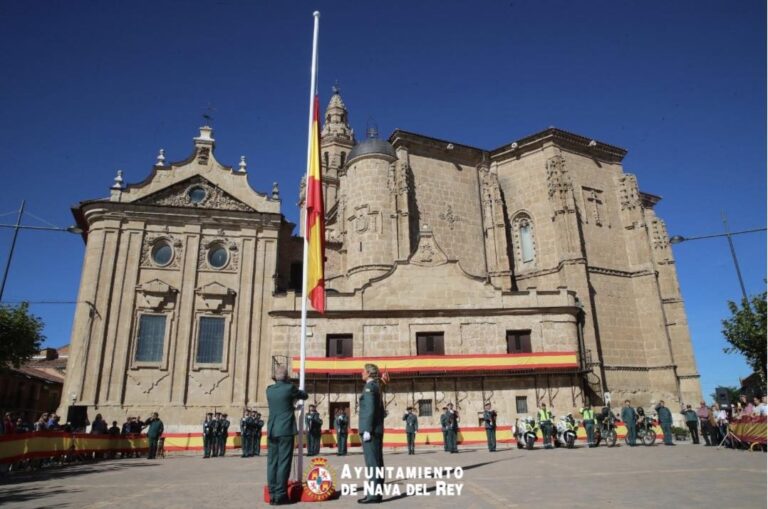 Nava del Rey acompaña a la Guardia Civil en un emotivo acto de izado de bandera