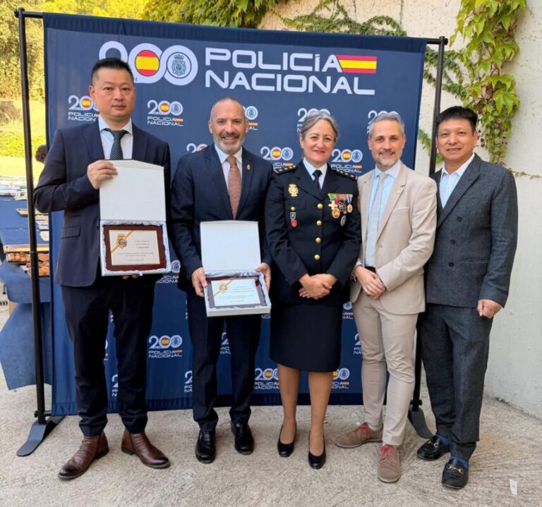 La Policía Nacional de Girona reconoce a José Manuel Fernández Carneiro por su labor solidaria con la Fundación Juntos por una Sonrisa