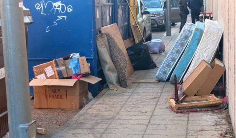 La población desoye las normas y sigue tirando enseres fuera de horario en Medina del Campo
