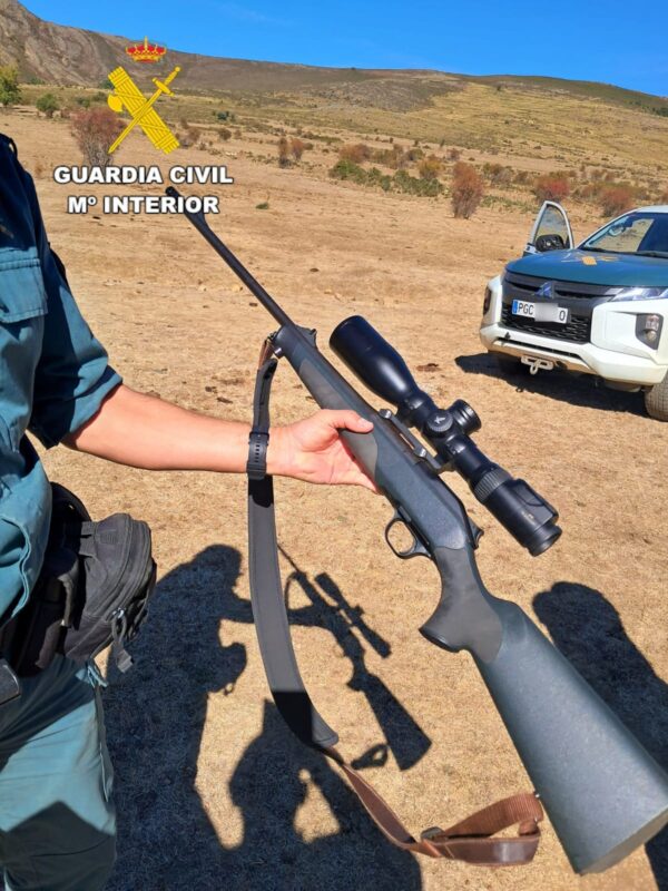 Cazadores interceptados en León con una cabeza de ciervo sin precinto y dispositivos térmicos prohibidos