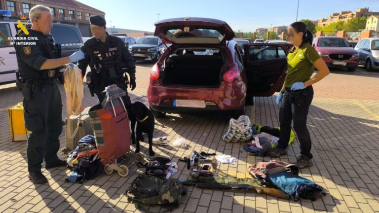 Persecución en la A-66: detenidos dos hombres que huían en un coche robado con una escopeta en su interior
