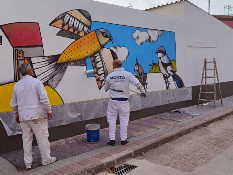 Nava del Rey se llena de arte y conciencia: Manuel Sierra pinta 13 murales sobre aves en peligro para alertar del cambio climático
