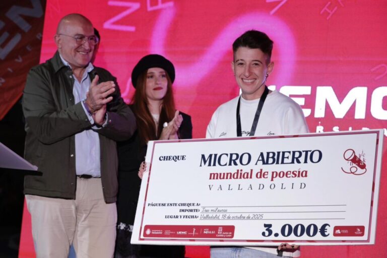 Juliet Kent conquista Valladolid en el I Mundial de Micro Abierto de Poesía: emoción, versos y un premio de 3.000 euros