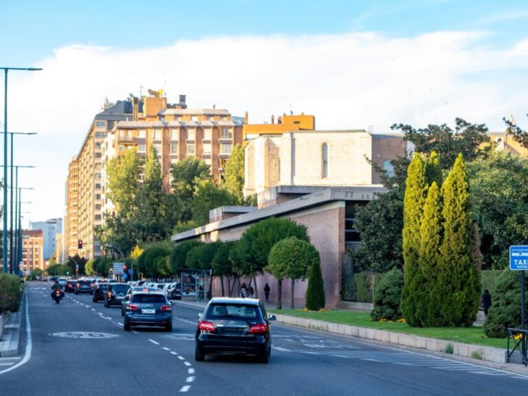 Ocho semanas de cortes en el carril bus de Isabel la Católica por obras en la red de agua de Valladolid