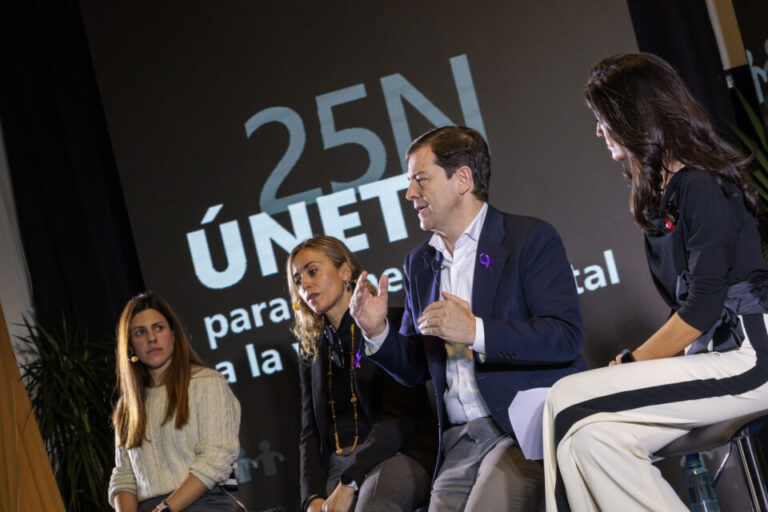 Mañueco llama a la juventud a no normalizar la violencia digital contra las mujeres en un acto en Ávila