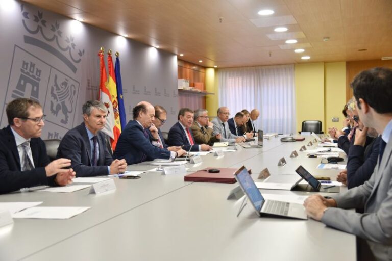 Castilla y León impulsa cambios clave en servicios sociales, energía y carreteras tras reunirse con entidades locales